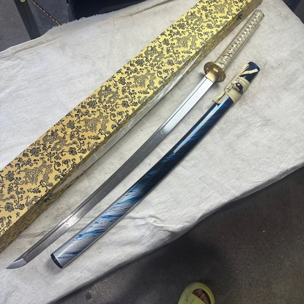 2252 龙泉昊天宝剑武士刀鱼皮柄花纹钢漆鞘未开刃