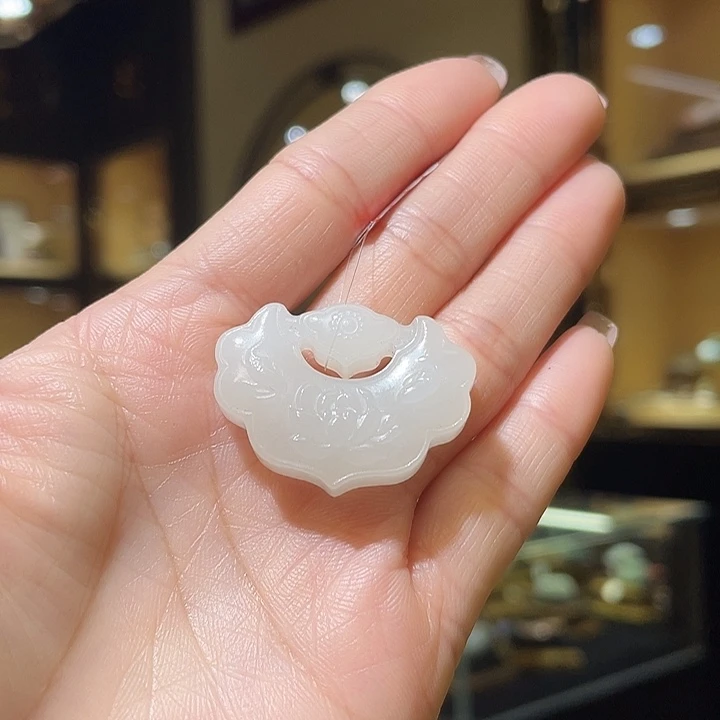 颈饰未镶嵌和田玉如意锁