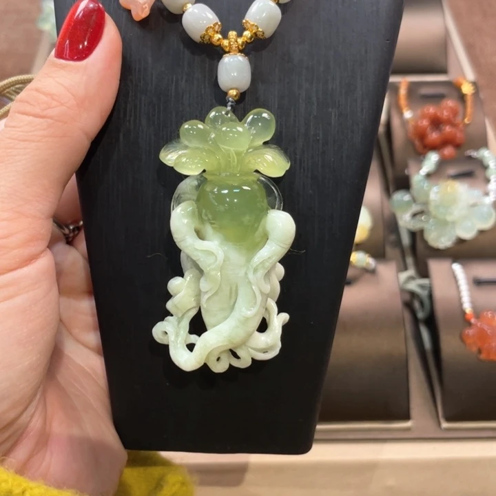 蛇纹石玉颈饰未镶嵌