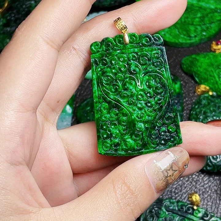 翡翠18K金镶嵌颈饰多样性