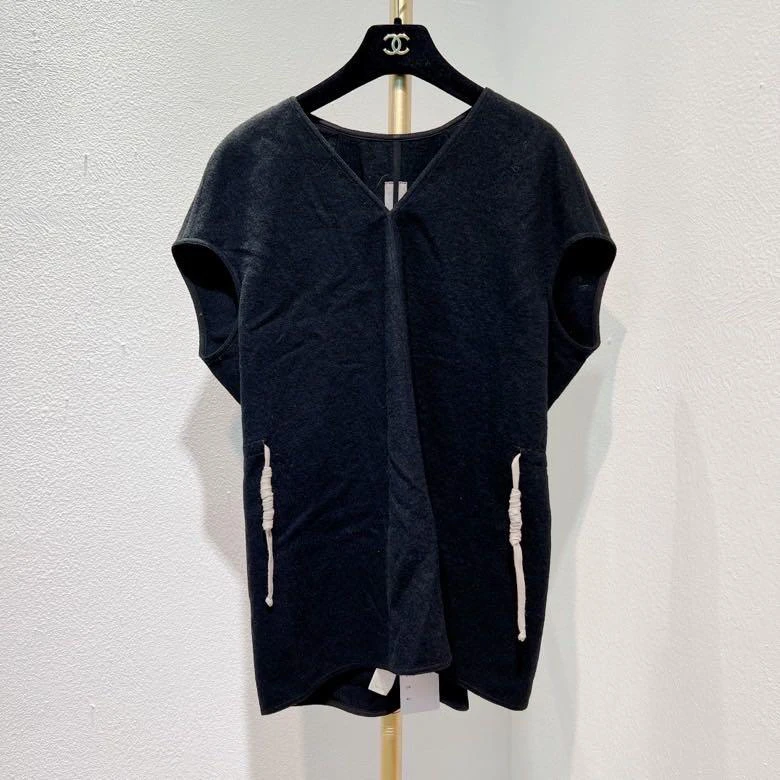 95新 RICKOWENS 黑色无袖V领上衣 36码/0540450013002