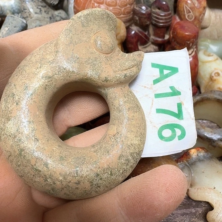 蛇纹石玉颈饰未镶嵌