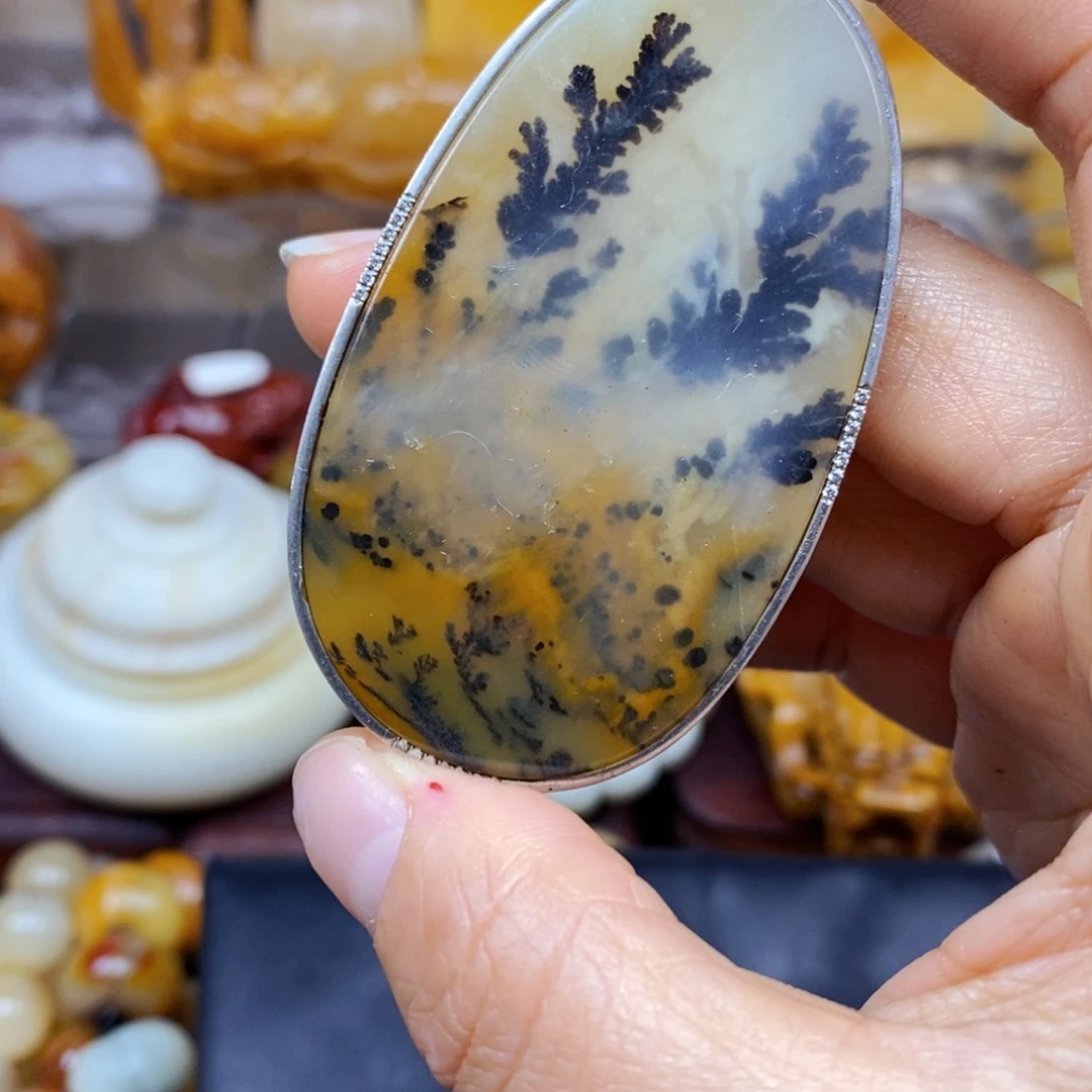 石英质玉（黄龙玉）颈饰未镶嵌