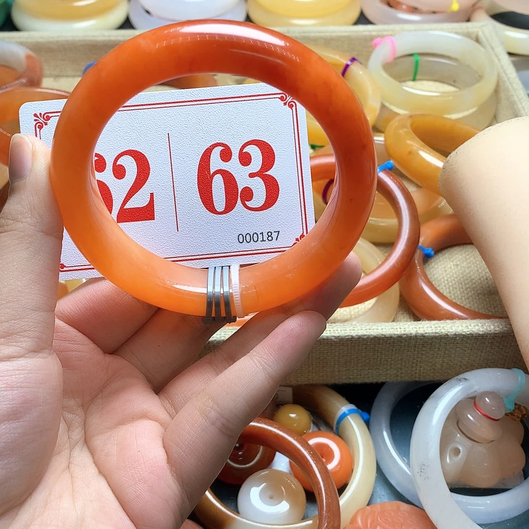 未镶嵌石英质玉（黄龙玉）手镯女*