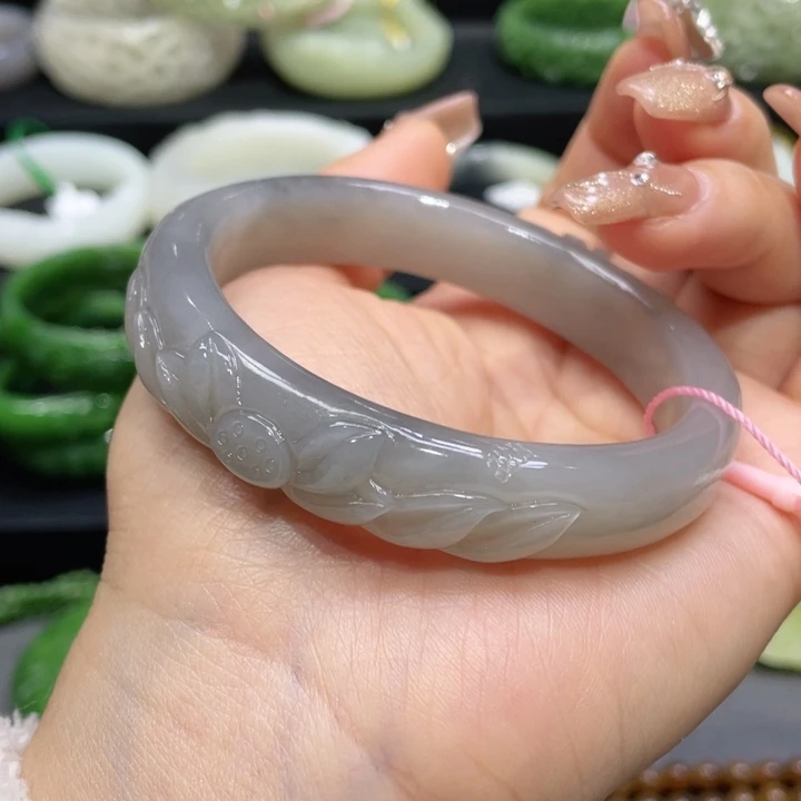 和田玉手镯62圈口。编号27贵妃镯未镶嵌