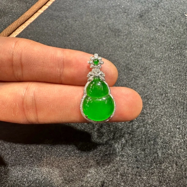 18K金天然A货翡翠葫芦精美高吊坠18K金镶嵌(多样性发)气质满绿