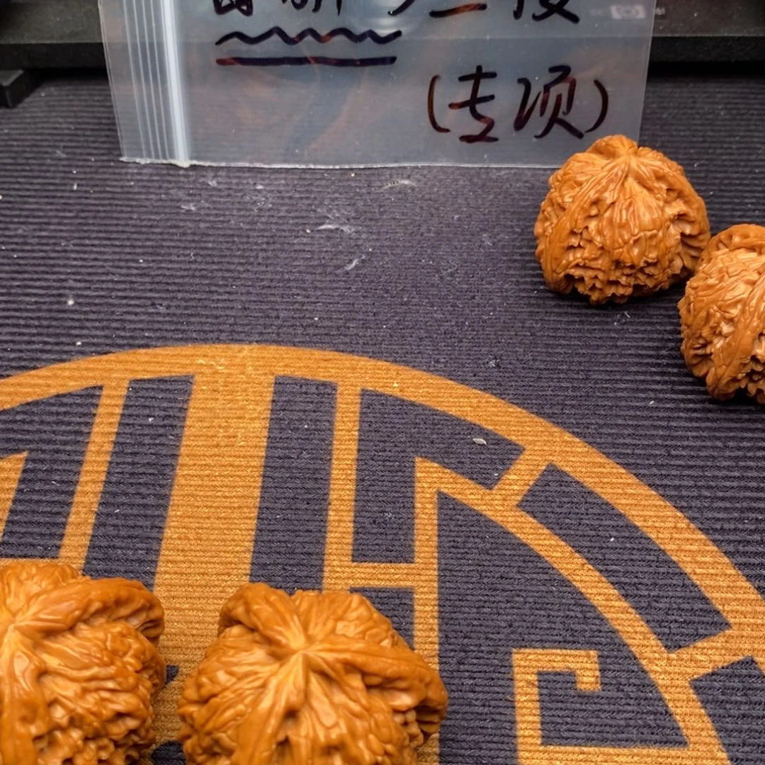 噶***得文玩核桃吊坠白狮子
