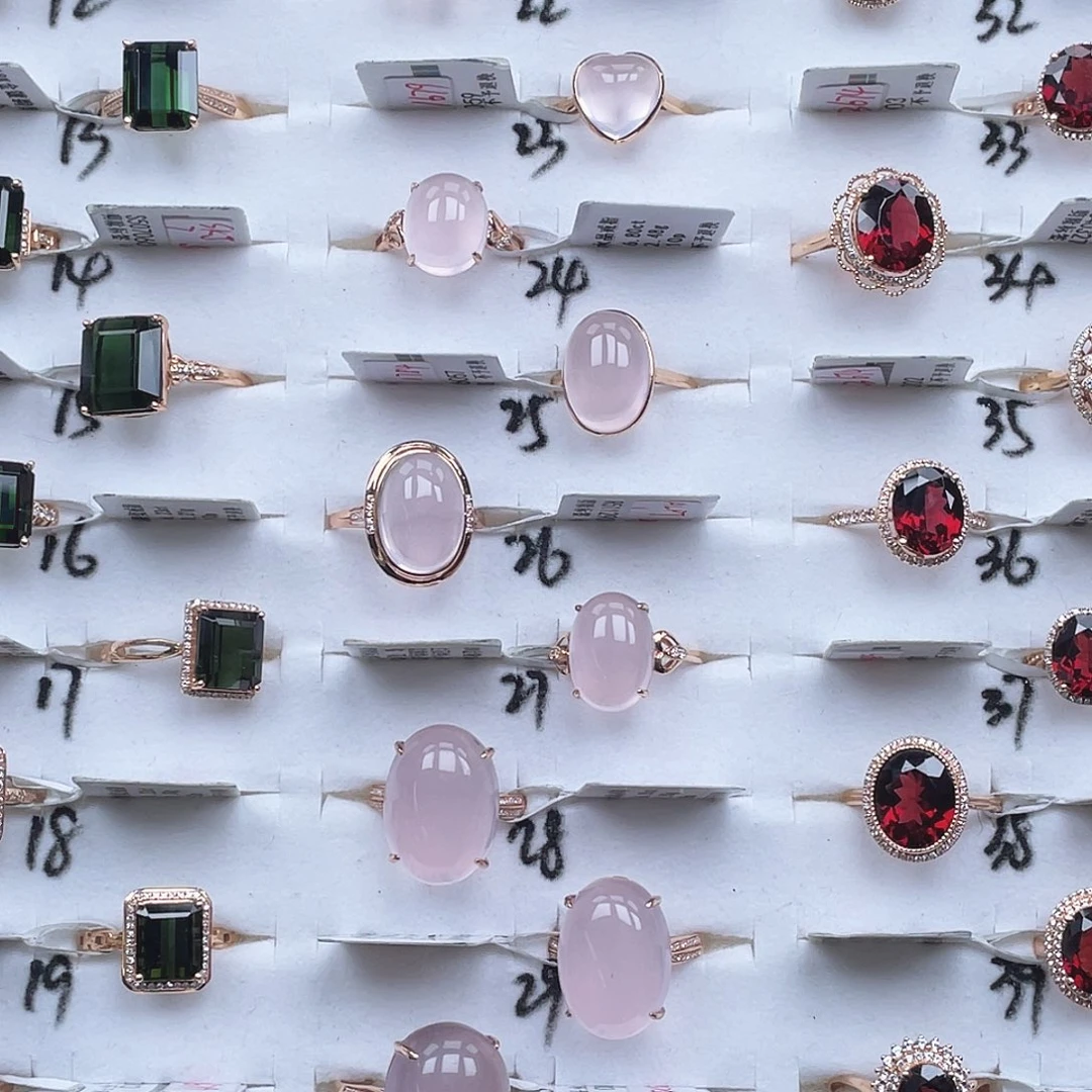 18K金镶嵌芙蓉石戒指