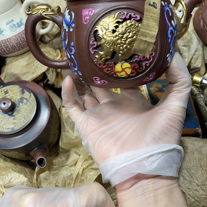 紫砂茶壶原矿泥料，手工制作的一把紫砂壶。