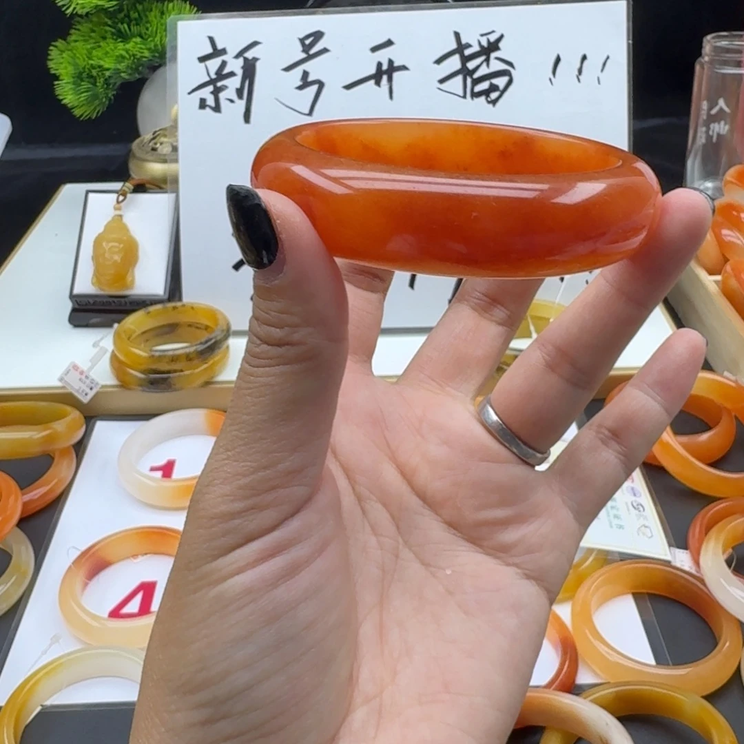 未镶嵌石英质玉（黄龙玉）手镯