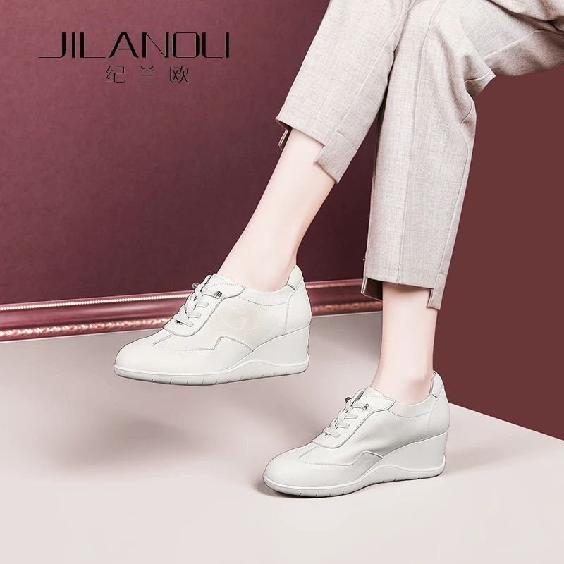 真皮坡跟皮鞋女春秋2025新款舒适妈妈单鞋白色牛皮厚底休闲女鞋子