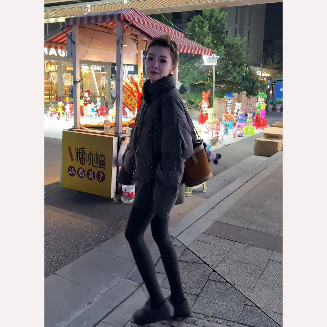 今年流行一整套2025年冬季新款韩系简约波点短款棉服短裙两件套装