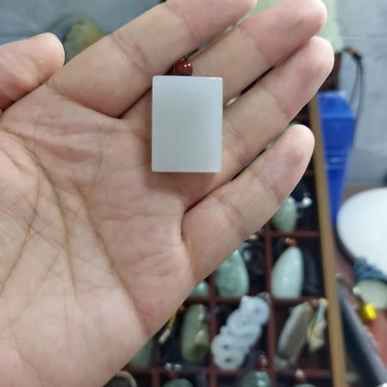 朝****颈饰未镶嵌和田玉（糖玉）