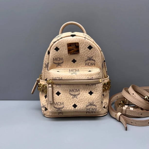 95新 MCM 奶茶色印花mini小书包 尺寸15*21 SV18741