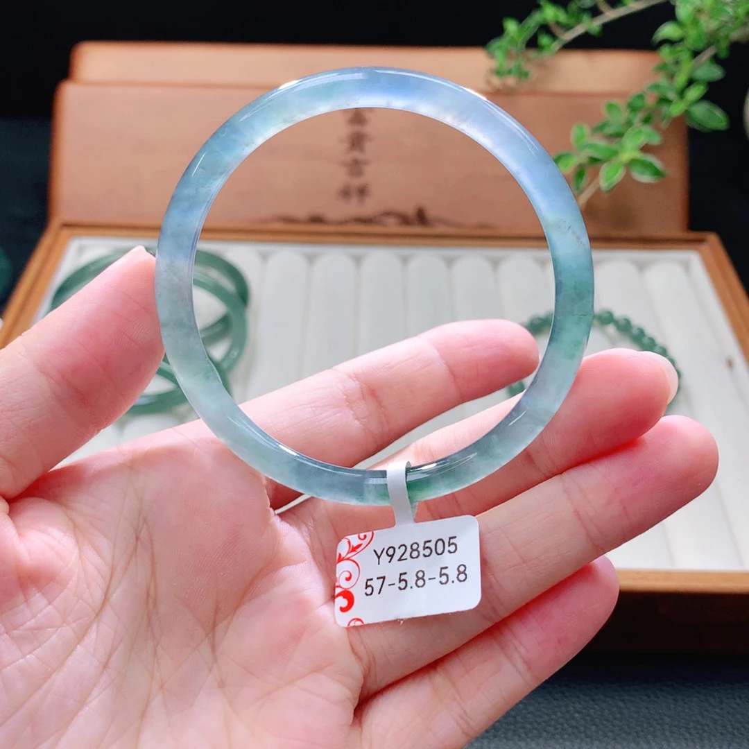 未镶嵌手镯（圆镯）翡翠