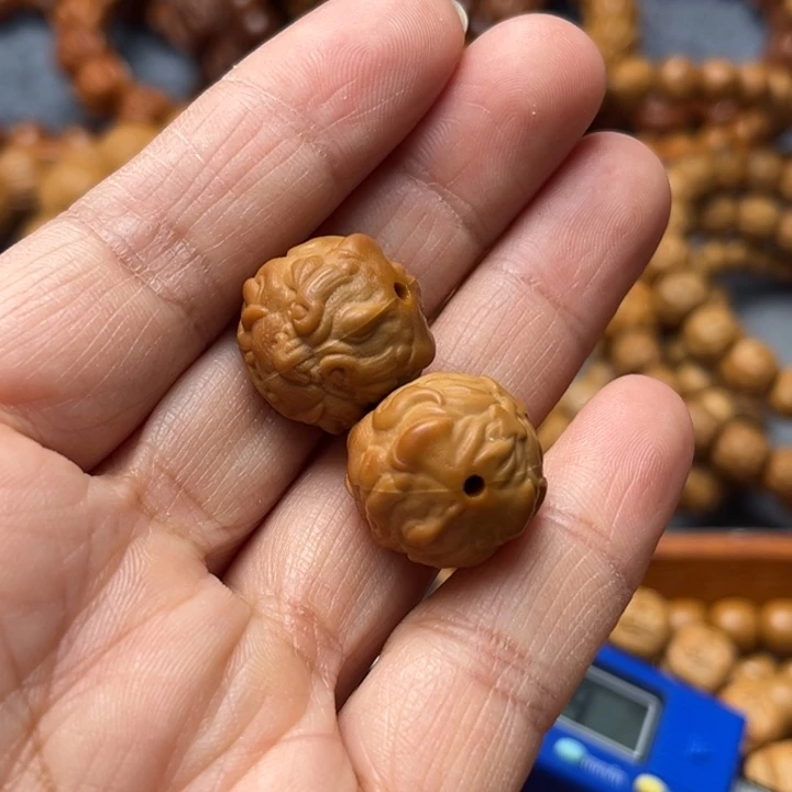 猴头核桃手串唯****)雕刻