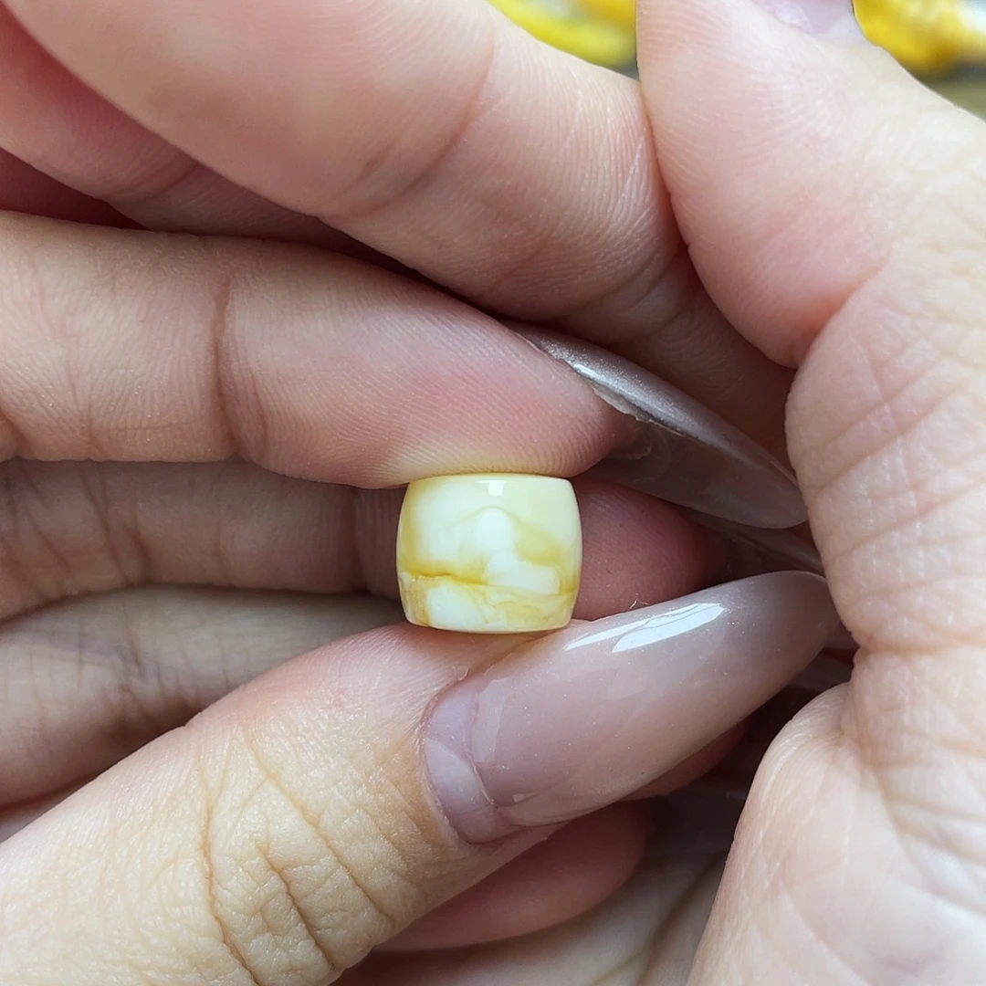 琥珀未镶嵌裸石11*9.4mm直切瑕