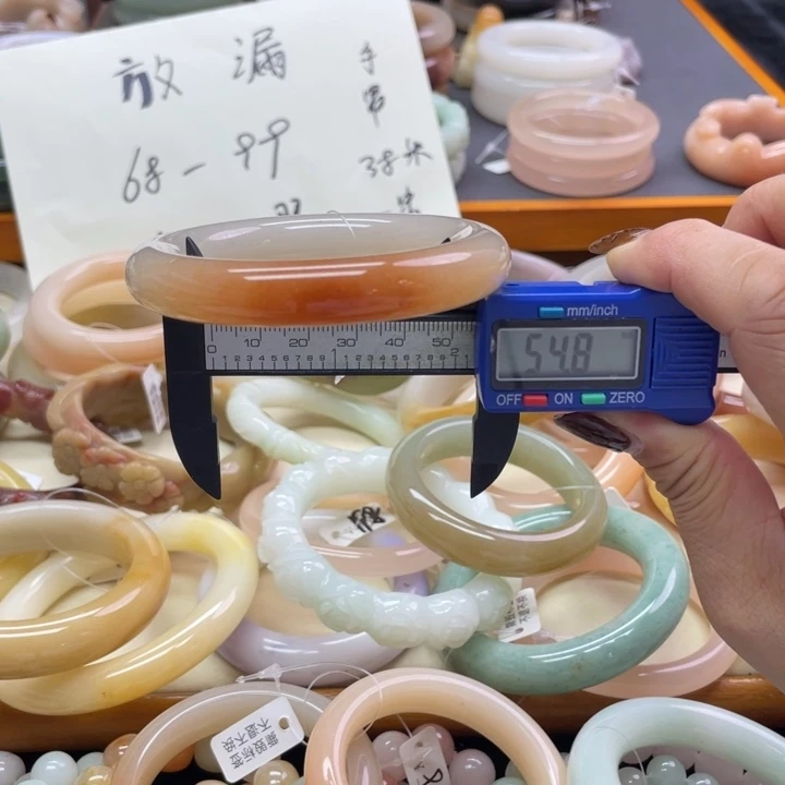 未镶嵌石英岩玉珠宝奇石