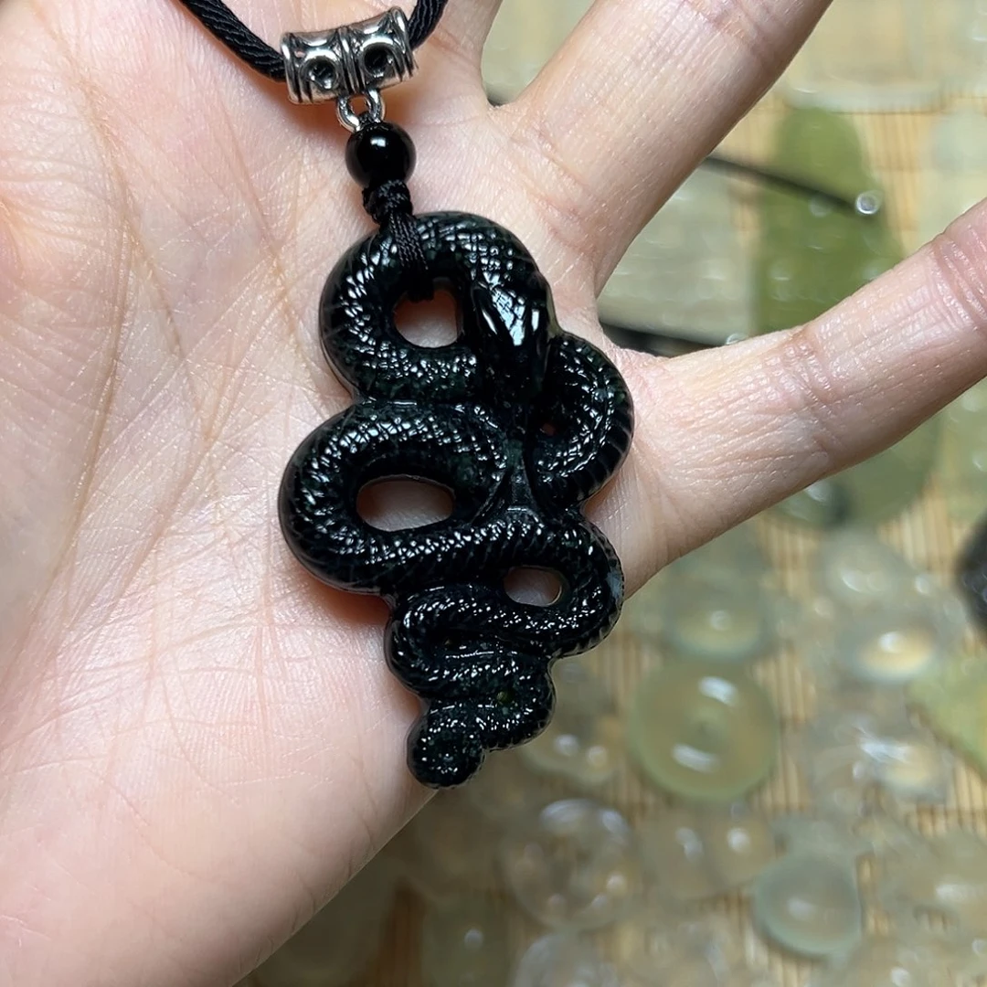 蛇纹石玉颈饰未镶嵌