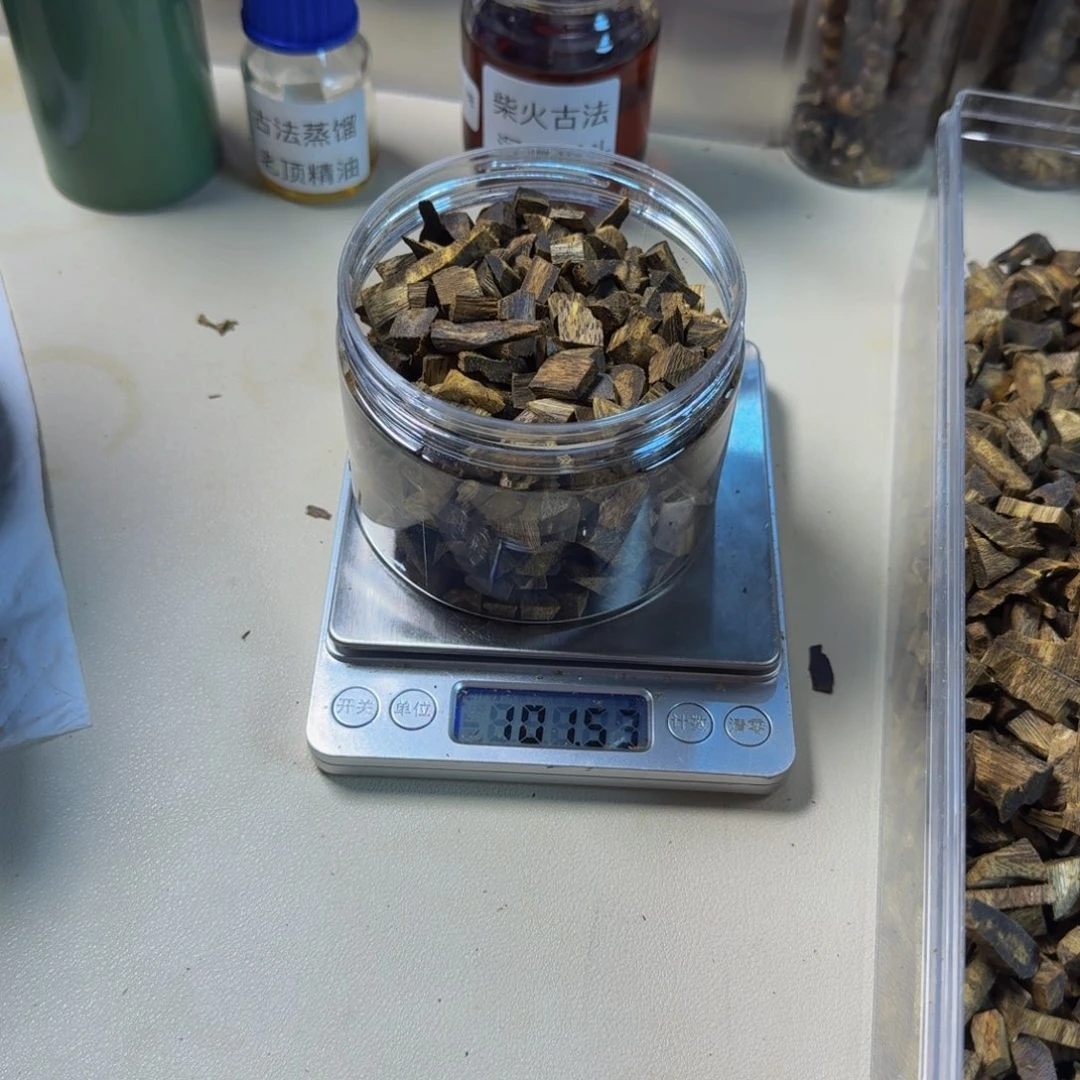 沉香碎屑沉香绿奇楠蓝宝石101g