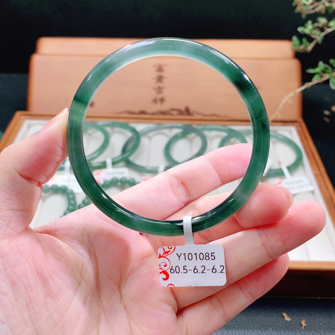 翡翠手镯（圆镯）未镶嵌
