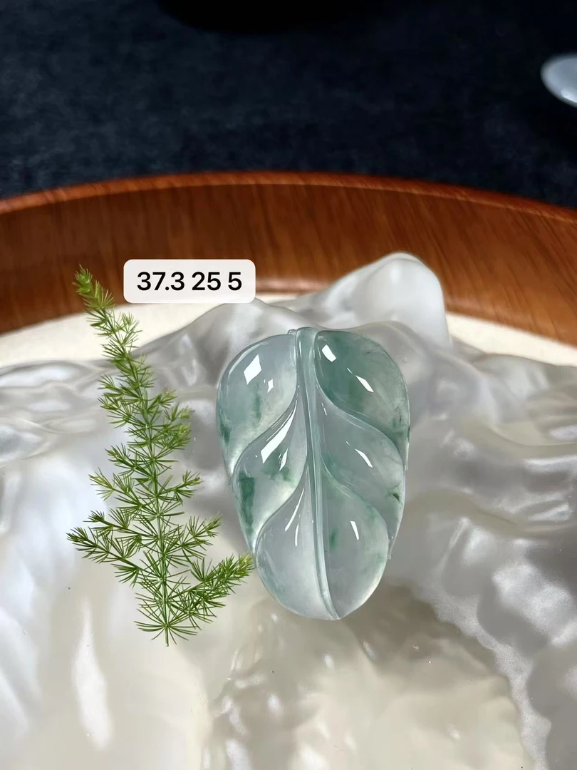 天然a货缅甸翡翠冰种飘绿彩大叶子吊坠