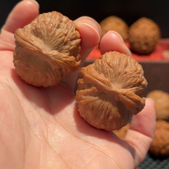 文玩核桃吊坠龙胆