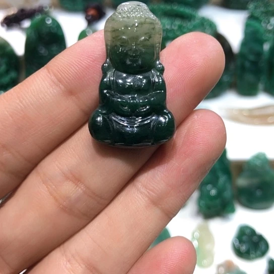 独山玉颈饰未镶嵌宝宝佛精细