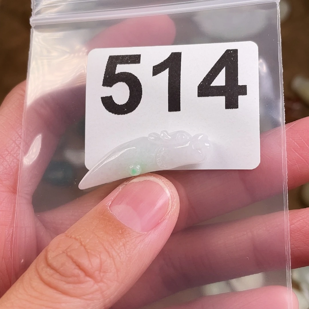 翡翠未镶嵌颈饰刚好看看