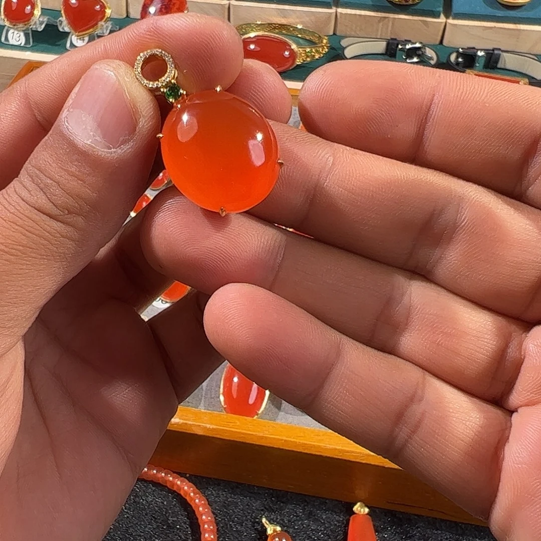 南红玛瑙18K金镶嵌颈饰