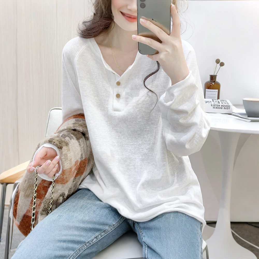 春秋女士薄款宽松圆领拼接纽扣雪花棉休闲减龄白色长袖套头T恤衫