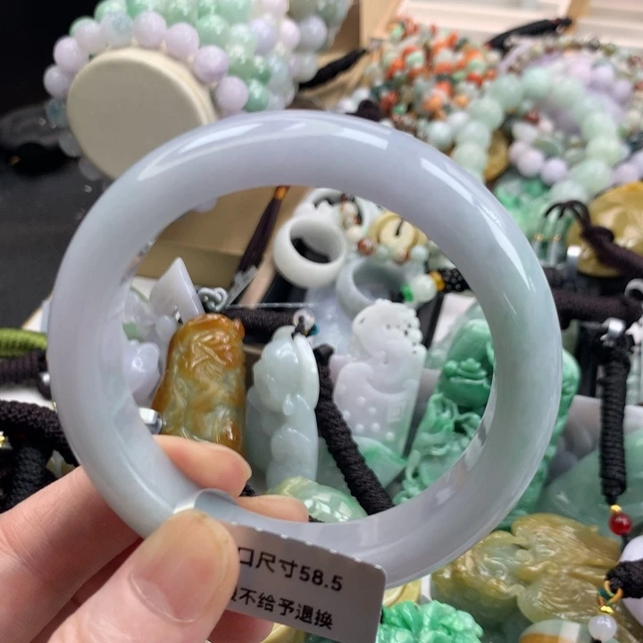 翡翠手镯未镶嵌吊坠