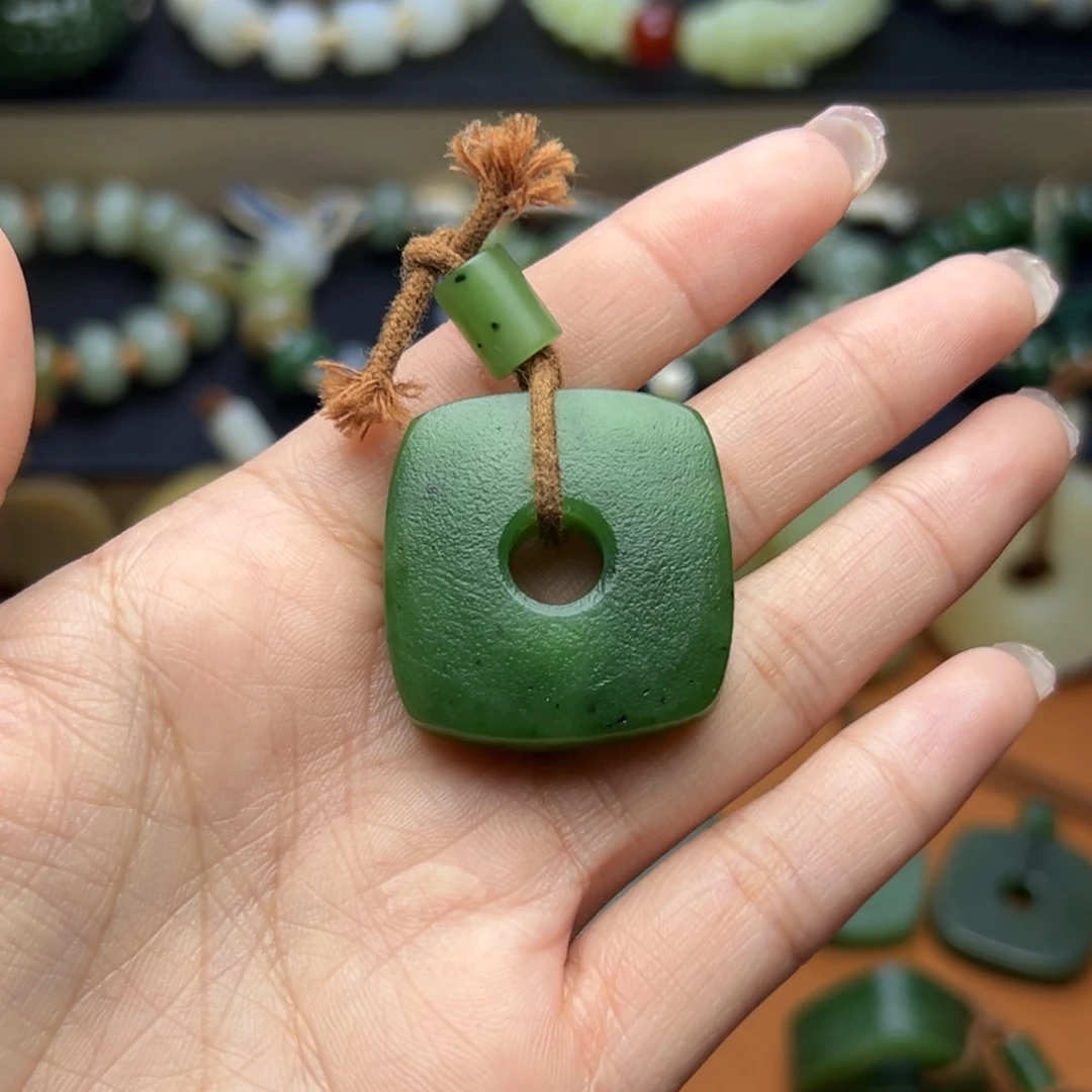 颈饰未镶嵌和田玉（碧玉）三*