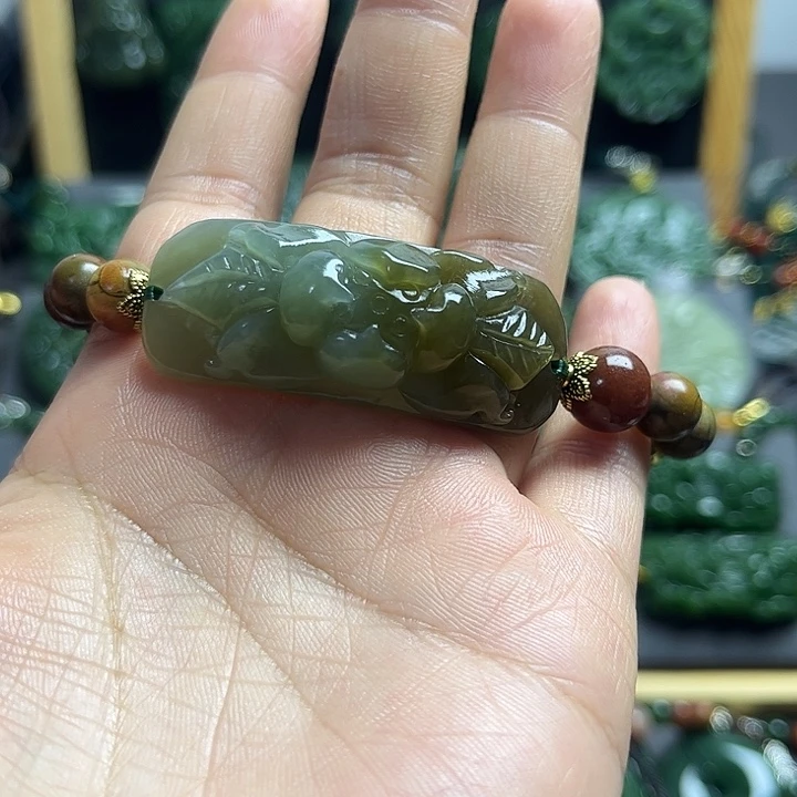 只***话和田玉未镶嵌颈饰