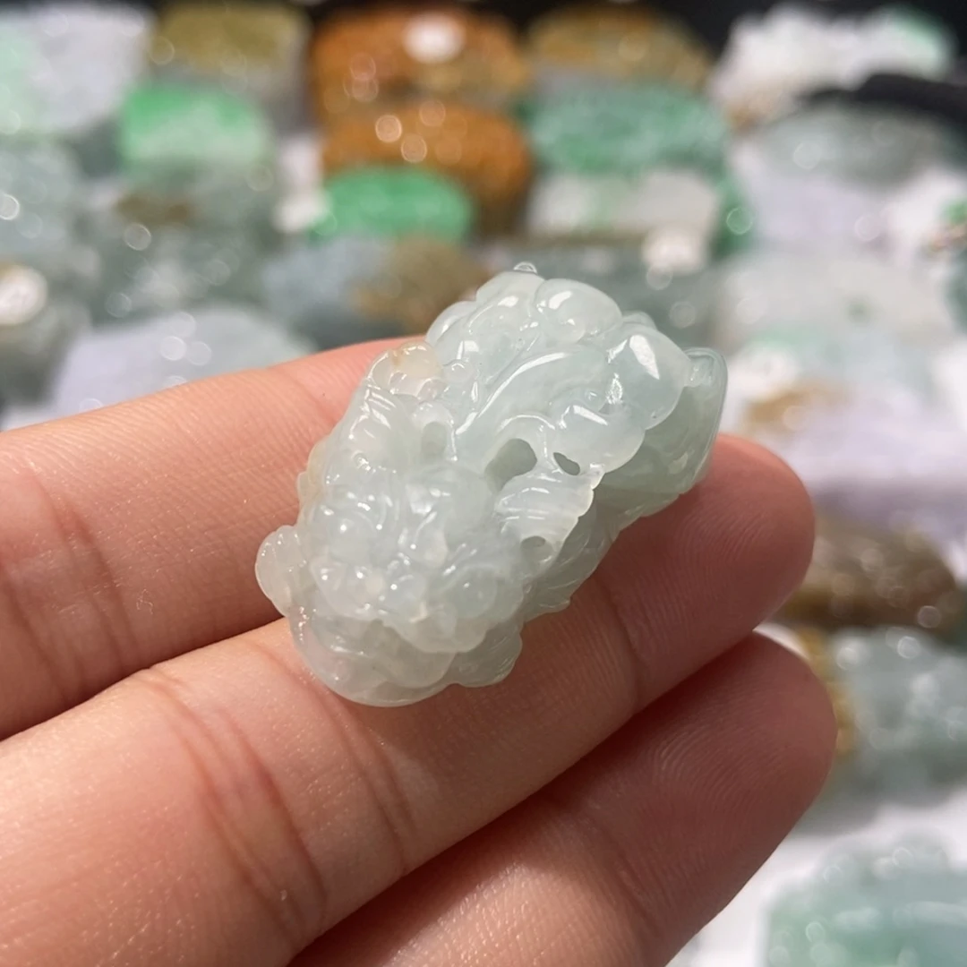 翡翠未镶嵌颈饰貔貅