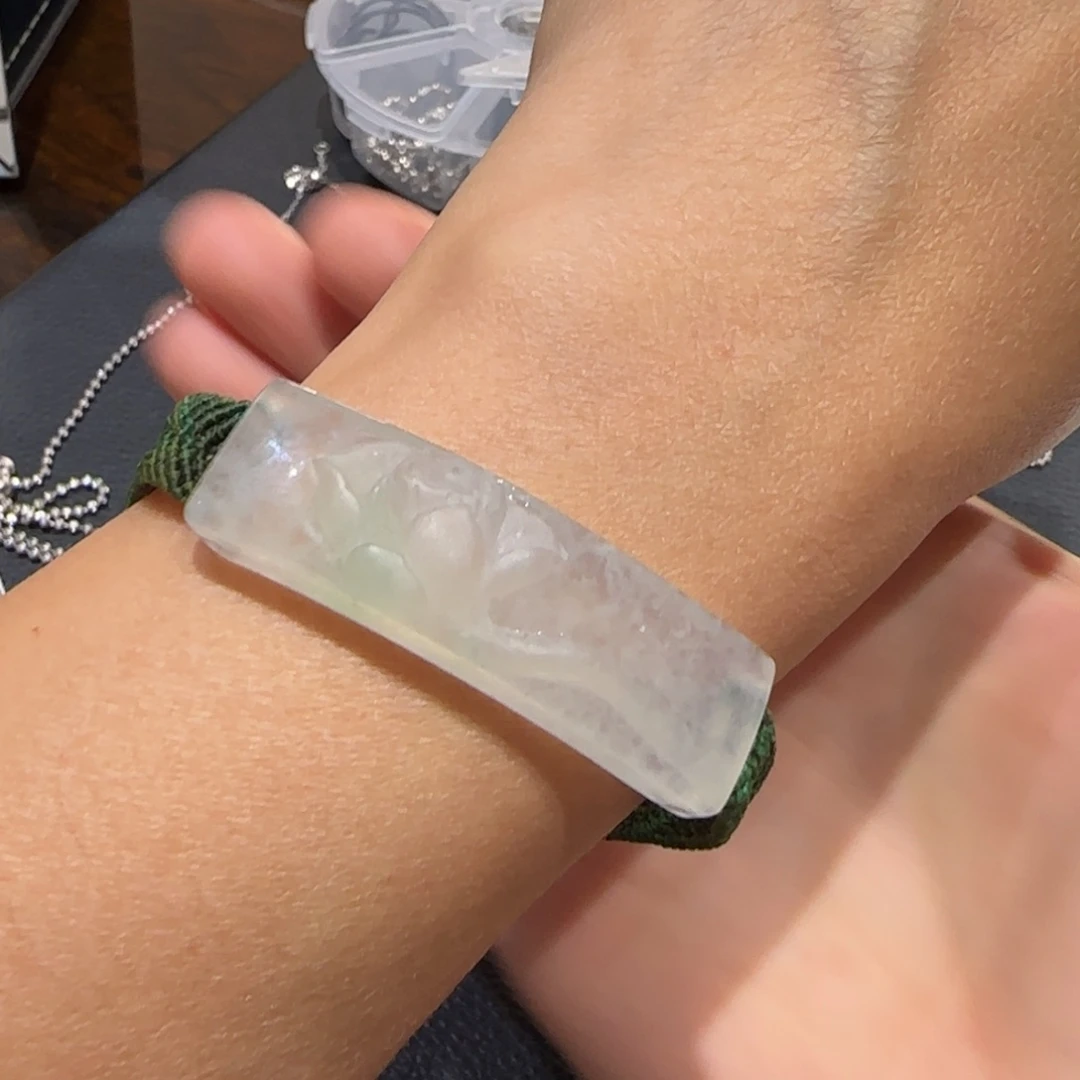 翡翠未镶嵌颈饰荷花手牌