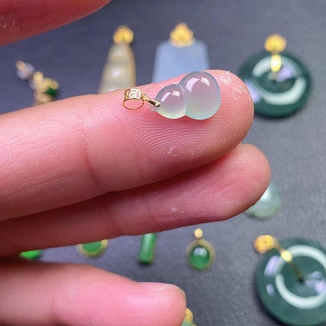 颈饰18K金镶嵌翡翠