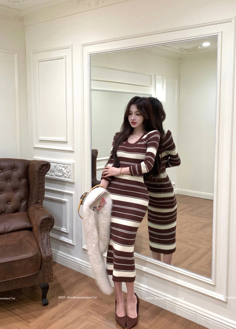 撞色条纹u领七分袖连衣裙女冬季针织内搭裙纯欲修身裙子包臀长裙