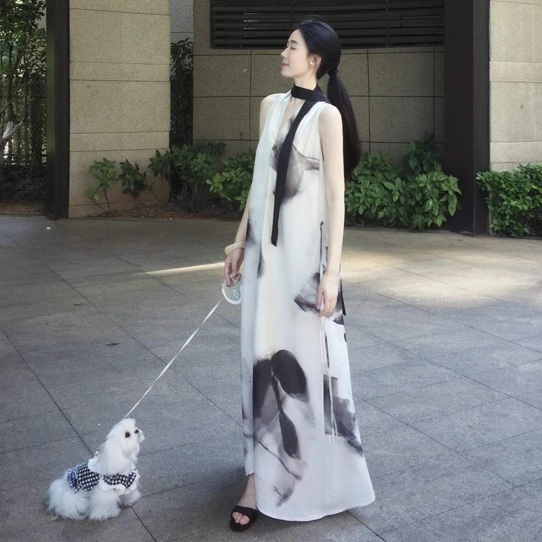 新中式国风水墨画印花v领连衣裙子女装夏季2025新款无袖挂脖长裙