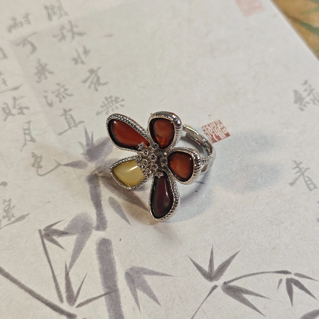 【鸿汐】ZX247405血珀花花镶嵌戒指