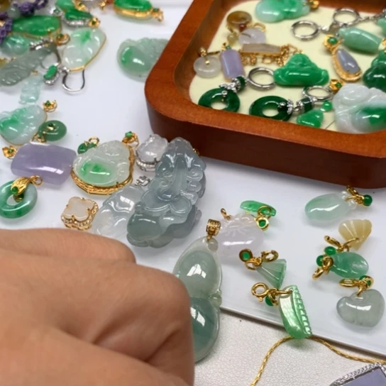 翡翠颈饰18K金镶嵌翡翠