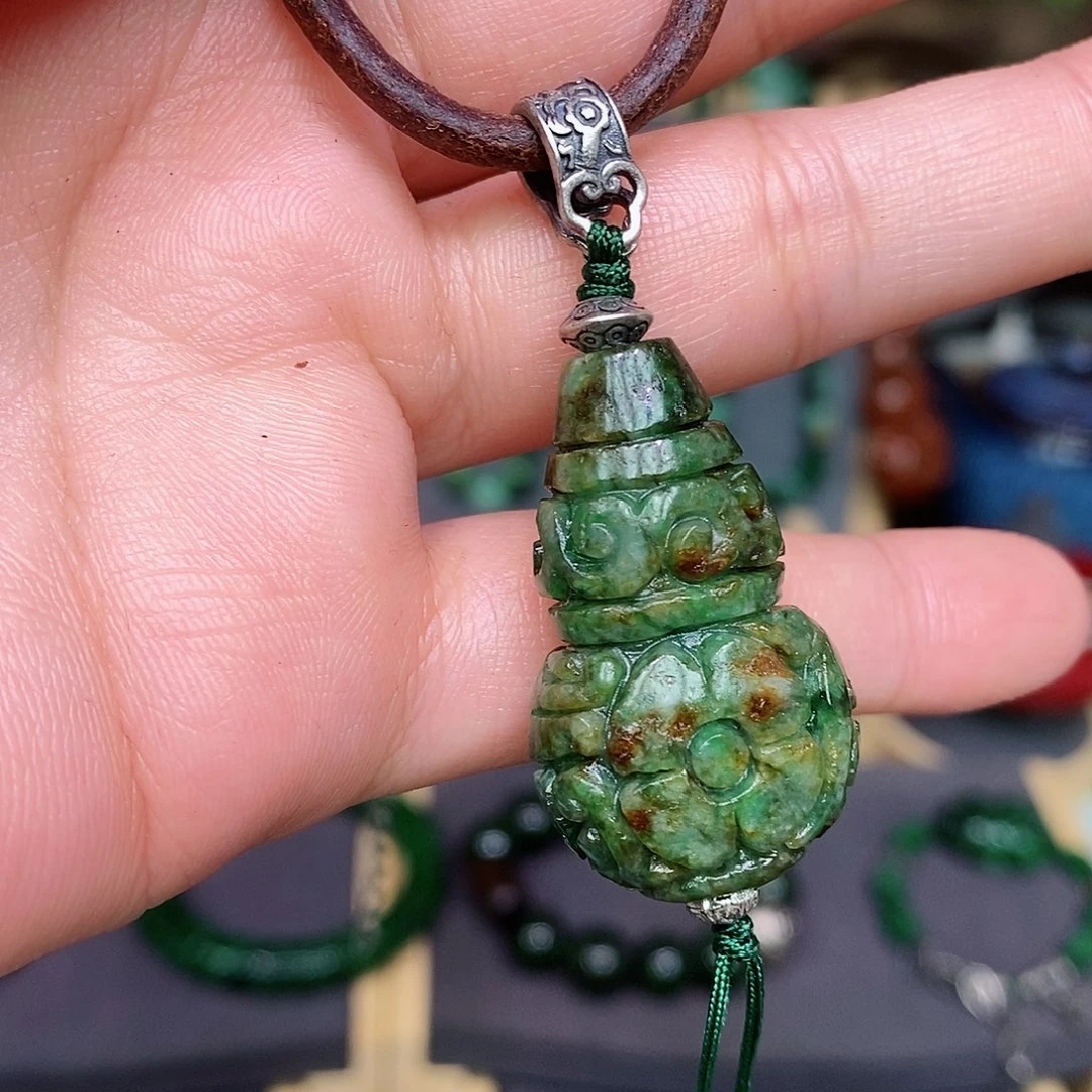 翡翠颈饰未镶嵌漂亮美眉