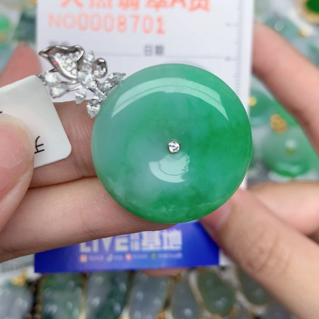 颈饰18K金镶嵌翡翠扣