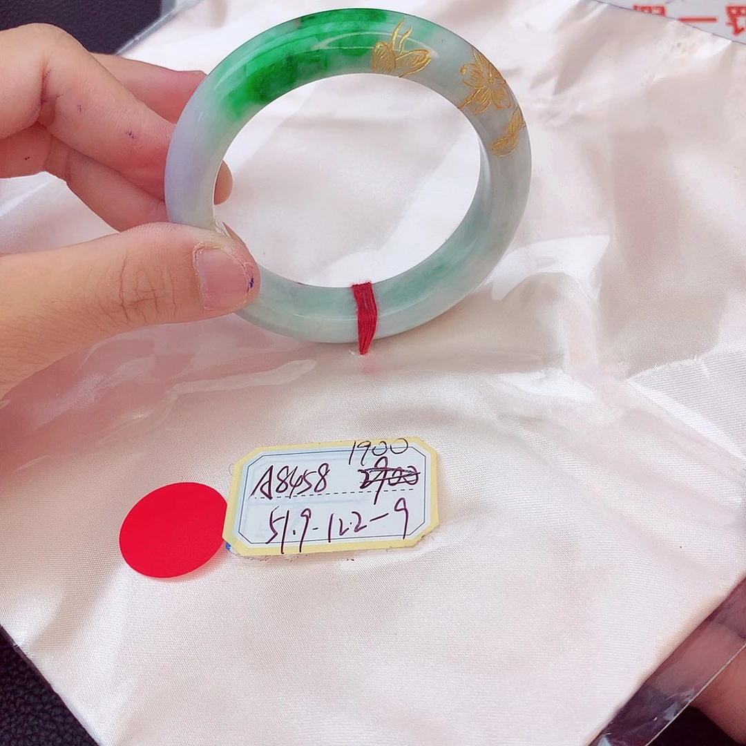 翡翠手镯未镶嵌我