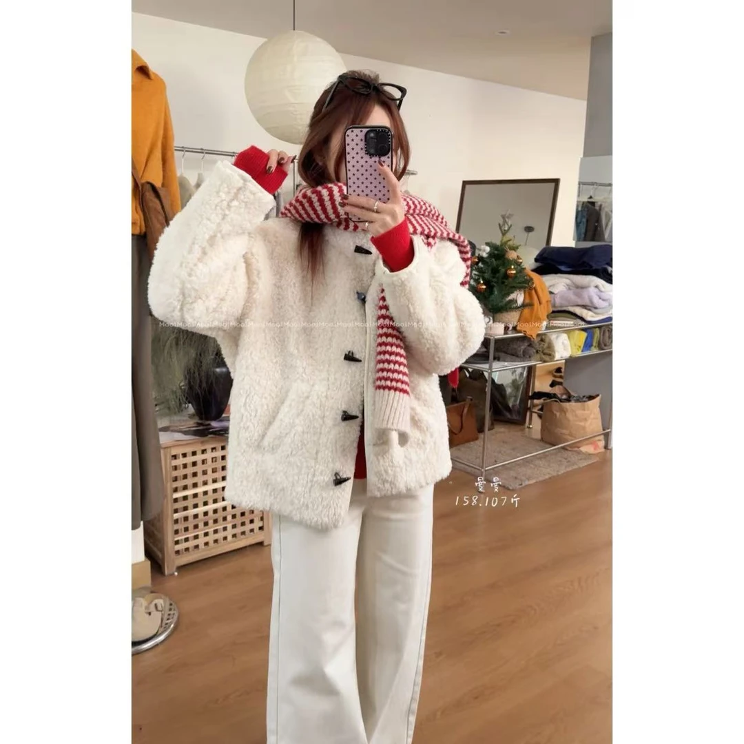 mooi | '雪宝' 羔羔毛牛角扣外套