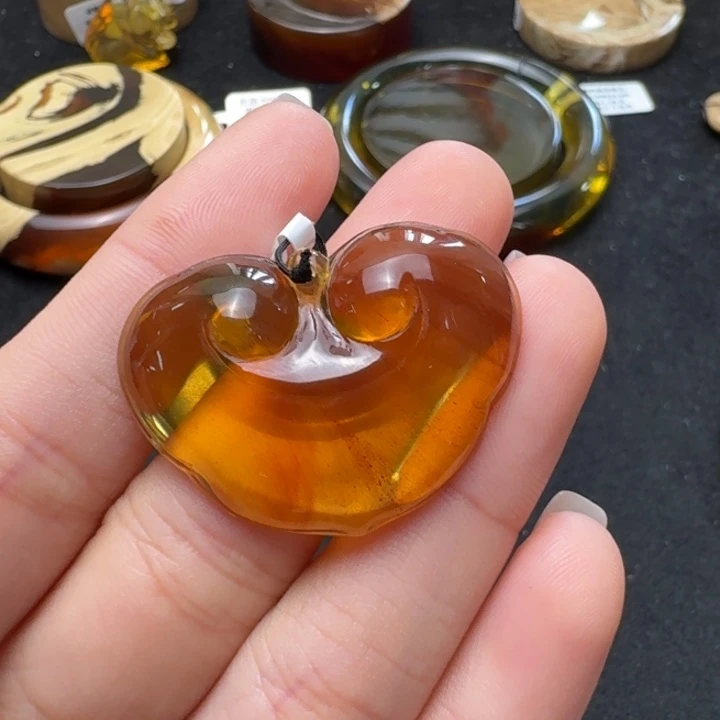 春***沛琥珀未镶嵌珠宝奇石