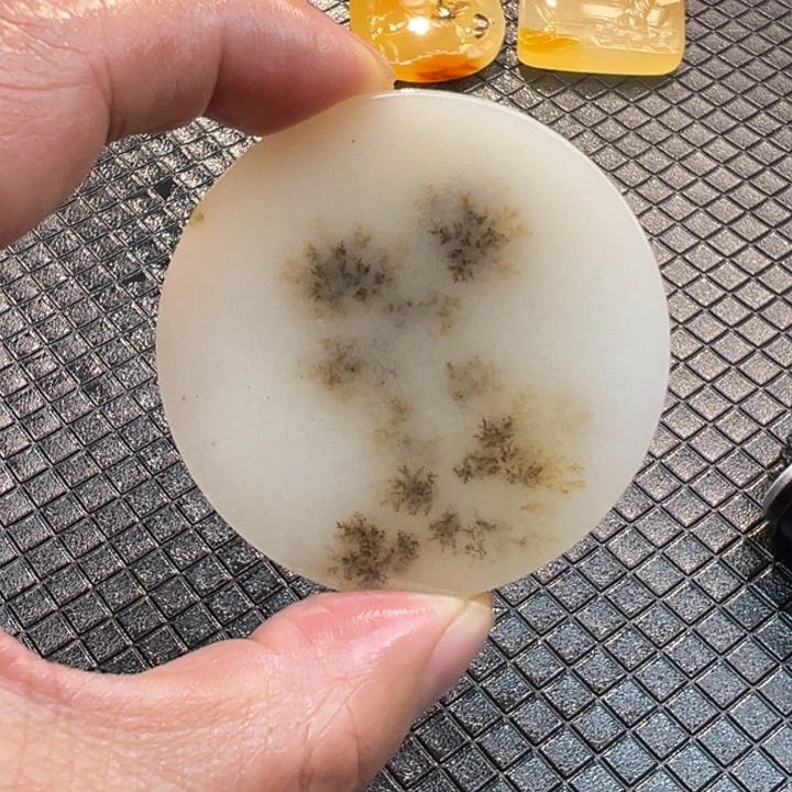 石英质玉（黄龙玉）颈饰未镶嵌