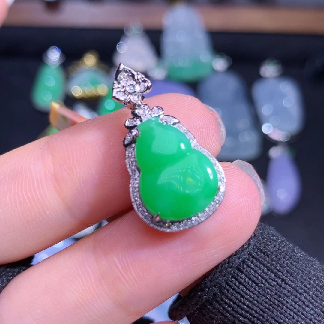 翡翠18K金镶嵌吊坠(赠链)