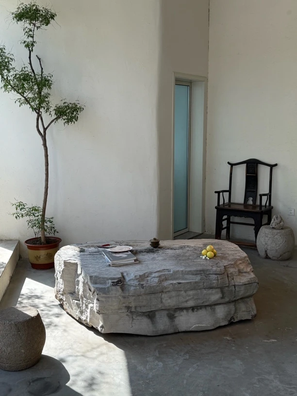 北太湖石随形石桌，长168宽109高47厘米