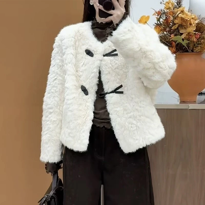 牛角扣慵懒风冬季设计师圆领短外套女常规气质时尚百搭毛绒轻奢